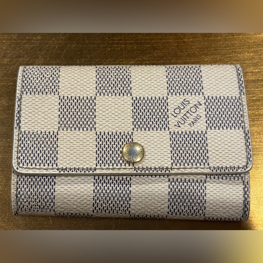 Louis Vuitton Damier Azur canvas 6 Key Holder
CT2106 - Picture 2 of 15